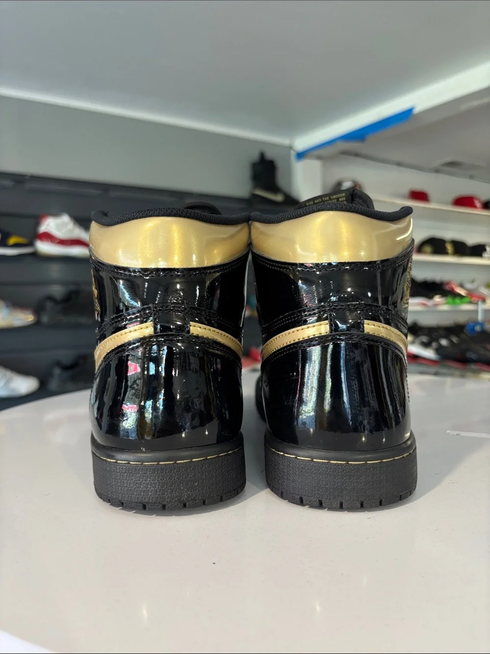 Air jordan 1 retro High OG Black & Gold mens size 11